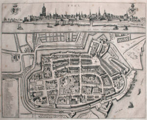 Aanzicht van Tiel vanaf de  Waal en vogelvluchtaanzicht, uit een stedenatlas van de erven Janssonius of van Frederick de Wit (tussen 1682 en 1704)
