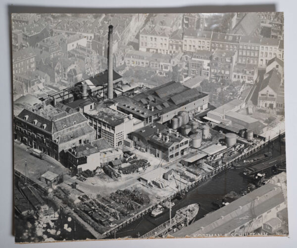 De fabriek van Kortman & Schulte aan de Achterhaven in Delfshaven (luchtfoto waarschijnlijk van voor 1953), Afb.1
